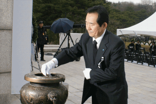 민주당 참배 이미지